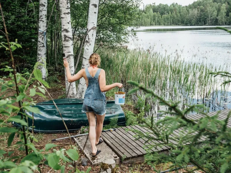 nainen öljyämässä laituria