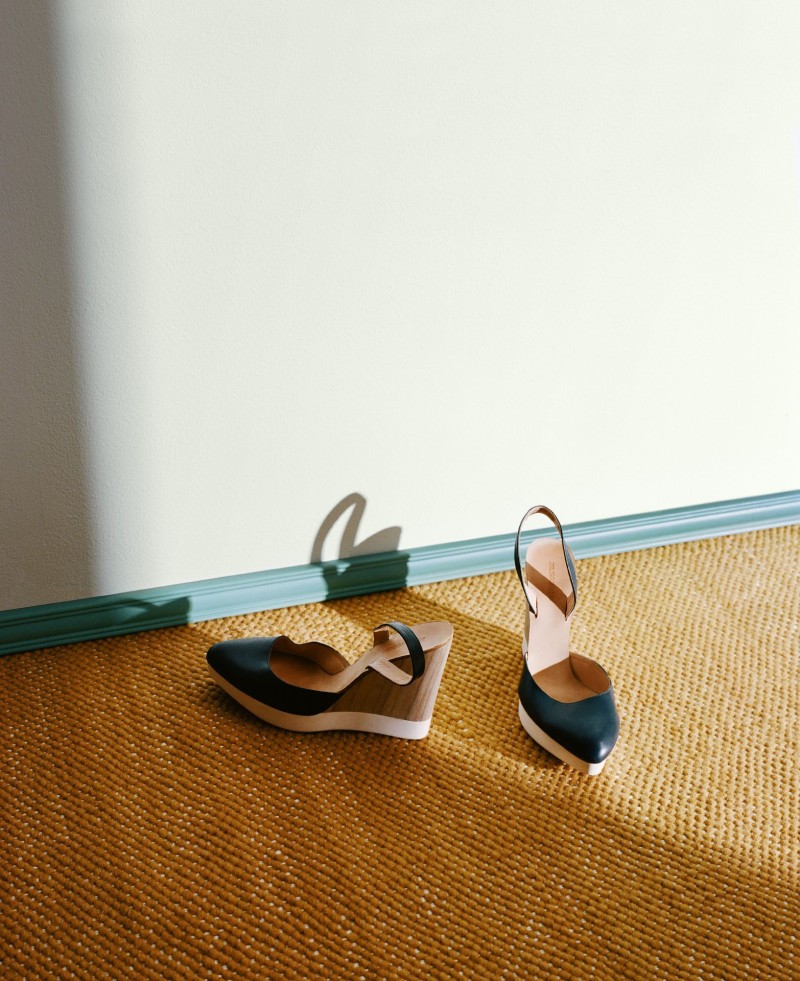 Sandaalit ruskealla juuttimatolla pehmeällä sinivihreällä jalkalistalla
