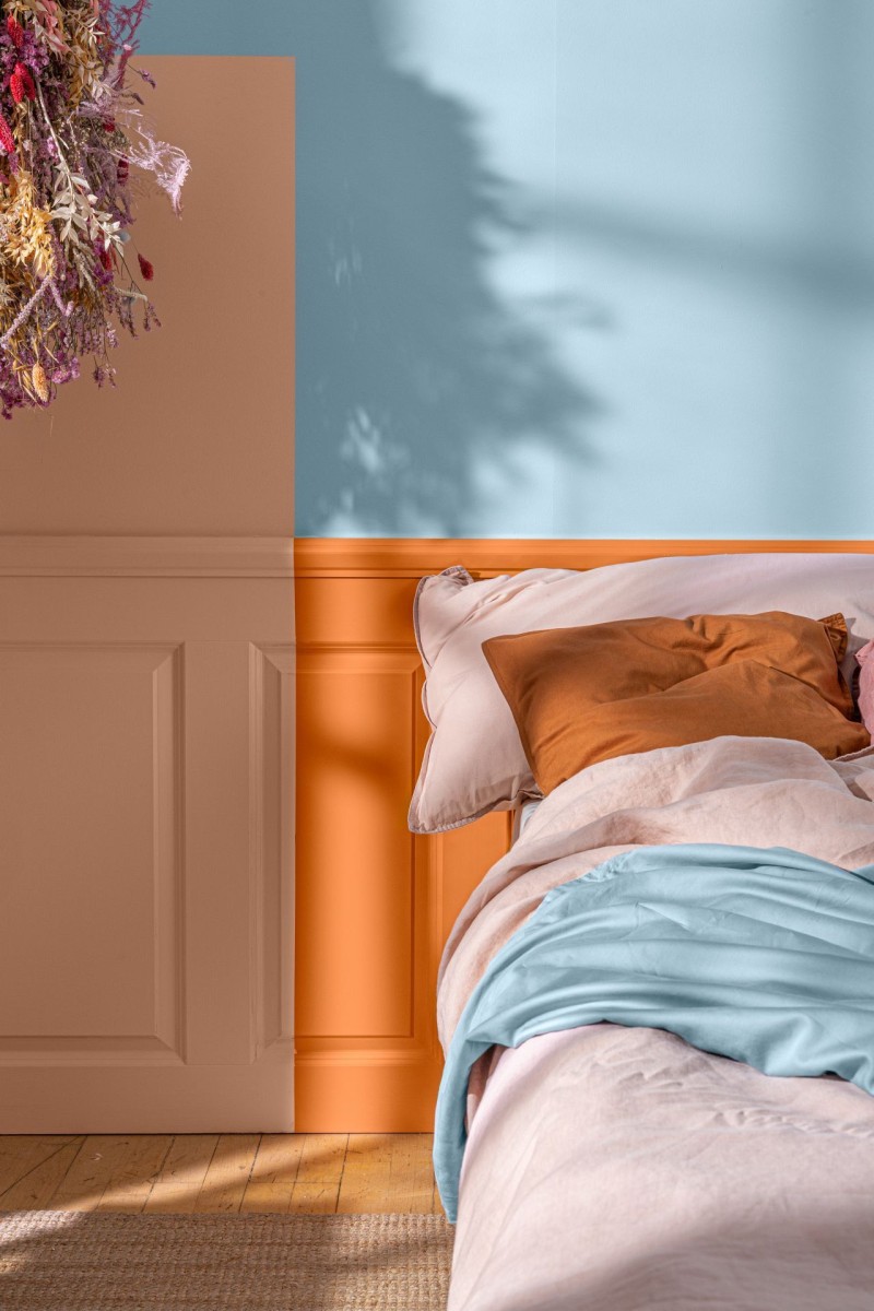 makuuhuone vaaleansinisen, pinkin ja lämpimän oranssin sävyillä