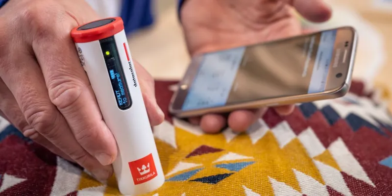 Tikkurila Color Reader värimittarilla luetaan kankaan sävyä
