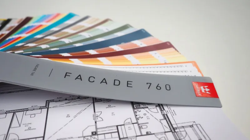 Tikkurila Facade 760-väriviuhka rakennuksen pohjapiirrustuksen päällä