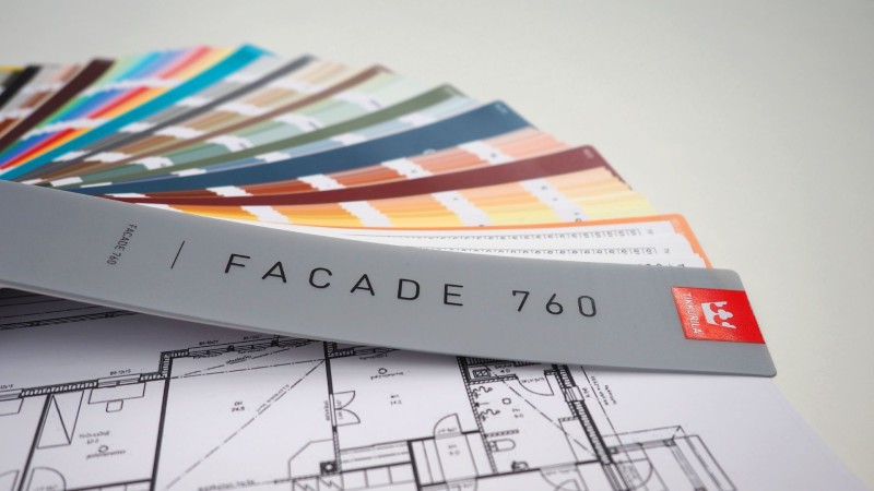 Tikkurila Facade 760-väriviuhka rakennuksen pohjapiirrustuksen päällä
