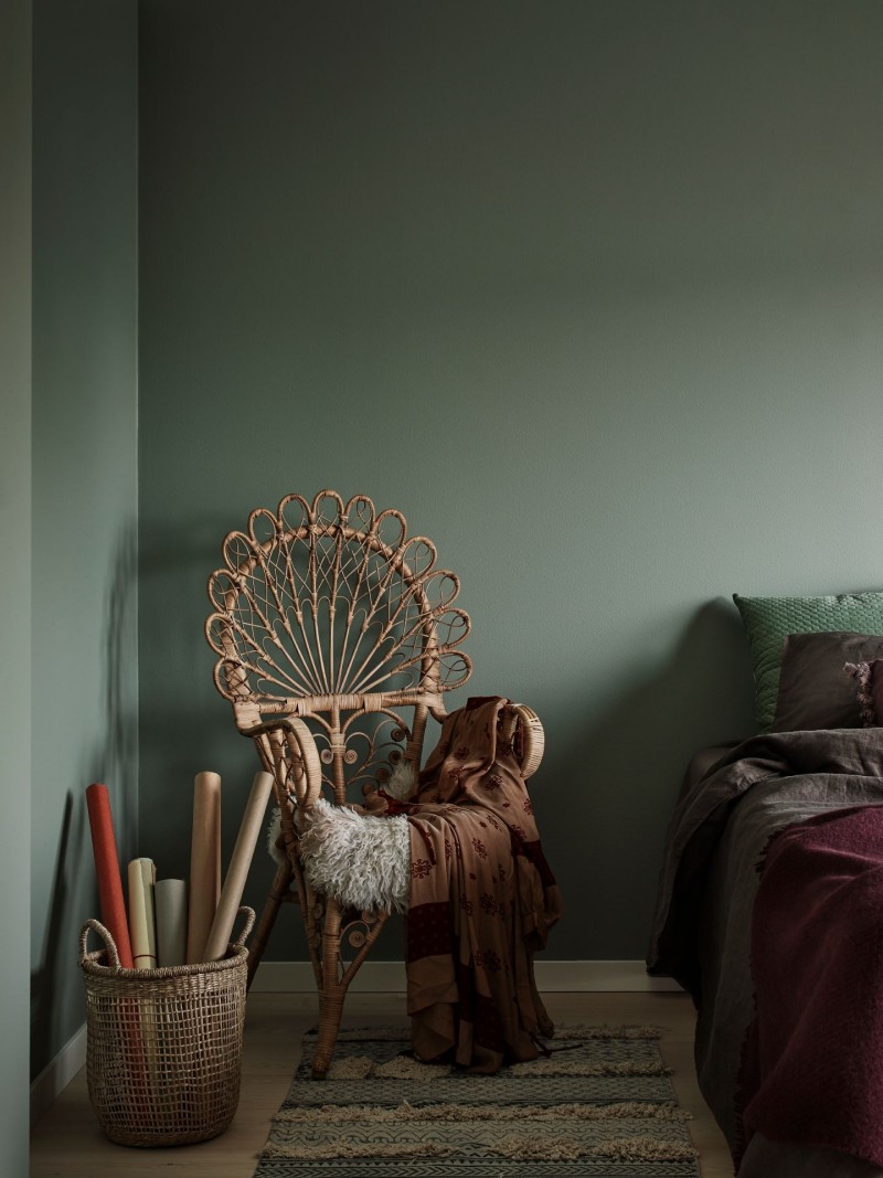 vaalea maanläheinen vihreä sävy boheemissa makuuhuoneessa