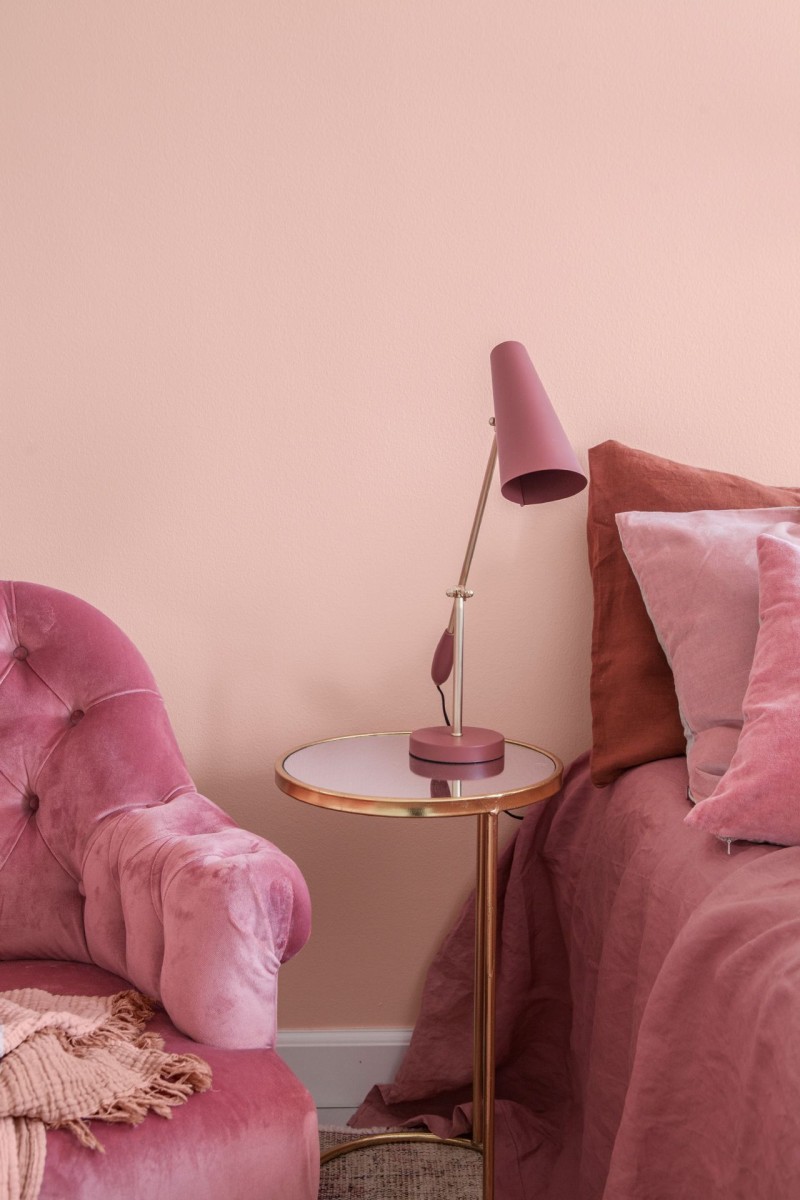 vaaleanpunainen makuuhuoneen seinä ja vaaleanpunaiset huonekalut