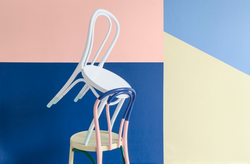 värikäs vastavärein maalattu seinä jossa tuoleja