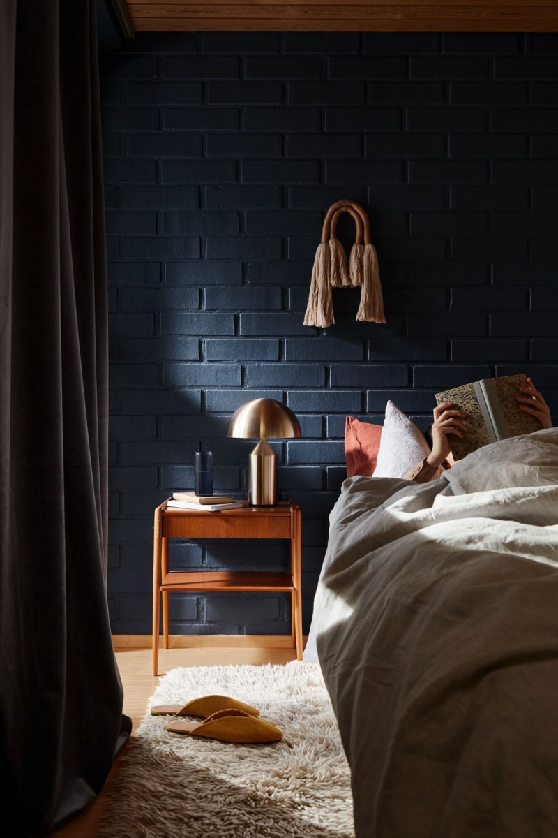 Tumma intensiivinen sininen seinä makuuhuoneessa 