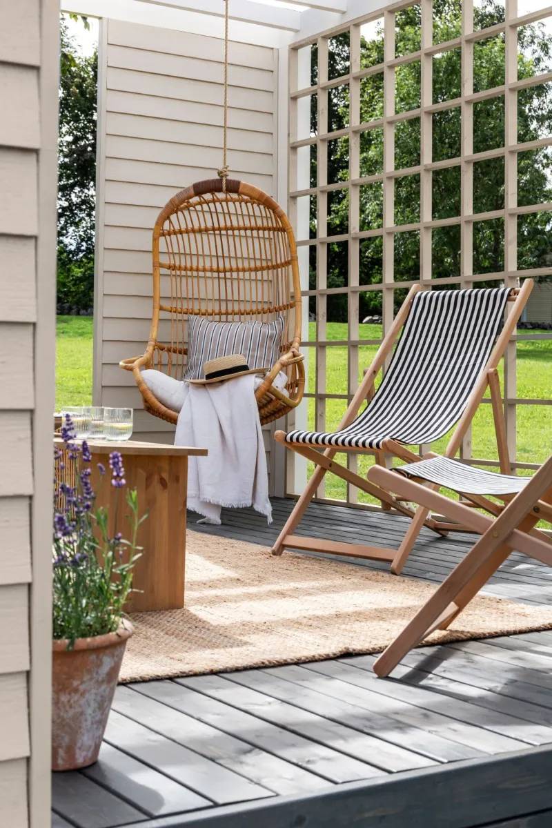 viihtyisä ja valoisa terassi jossa on nojatuoleja