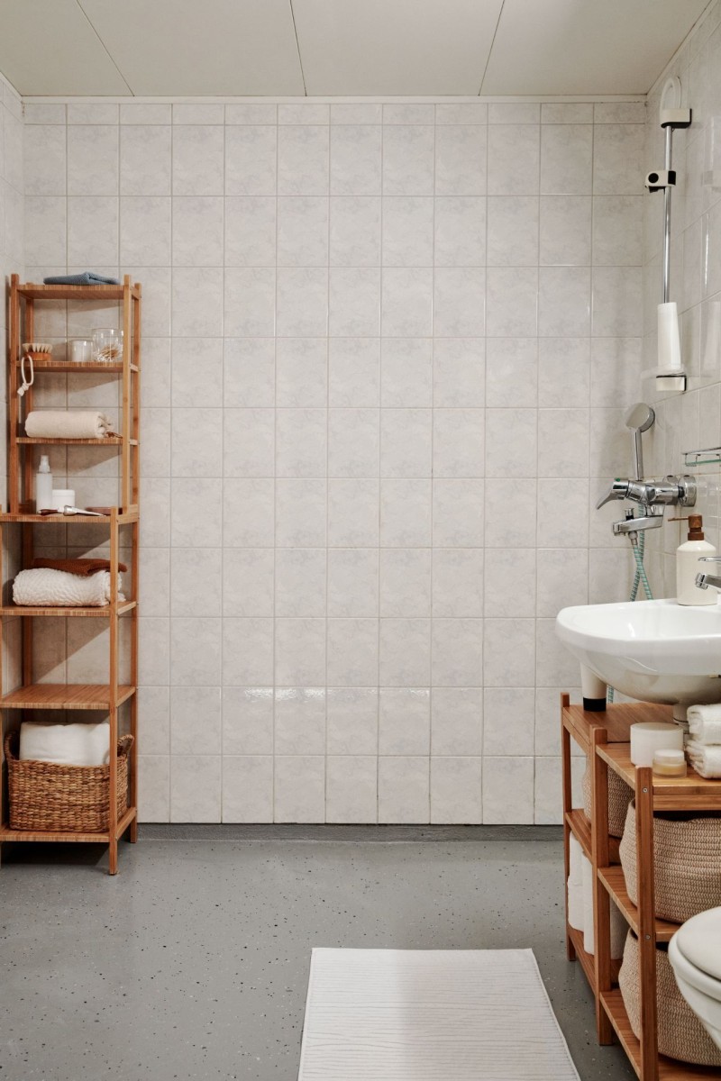 Valkoisen sävyiset kylpyhuoneen seinälaatat