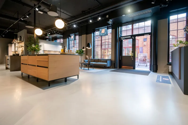 HTH showroom lattiapinnoitus Tikkurilan polyuretaani-järjestelmällä.