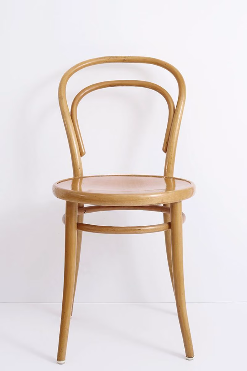 Bloggaaja Varpunen (Susanna Vento) maalasi Thonet-kahvilatuolin kauniin mustaksi. 