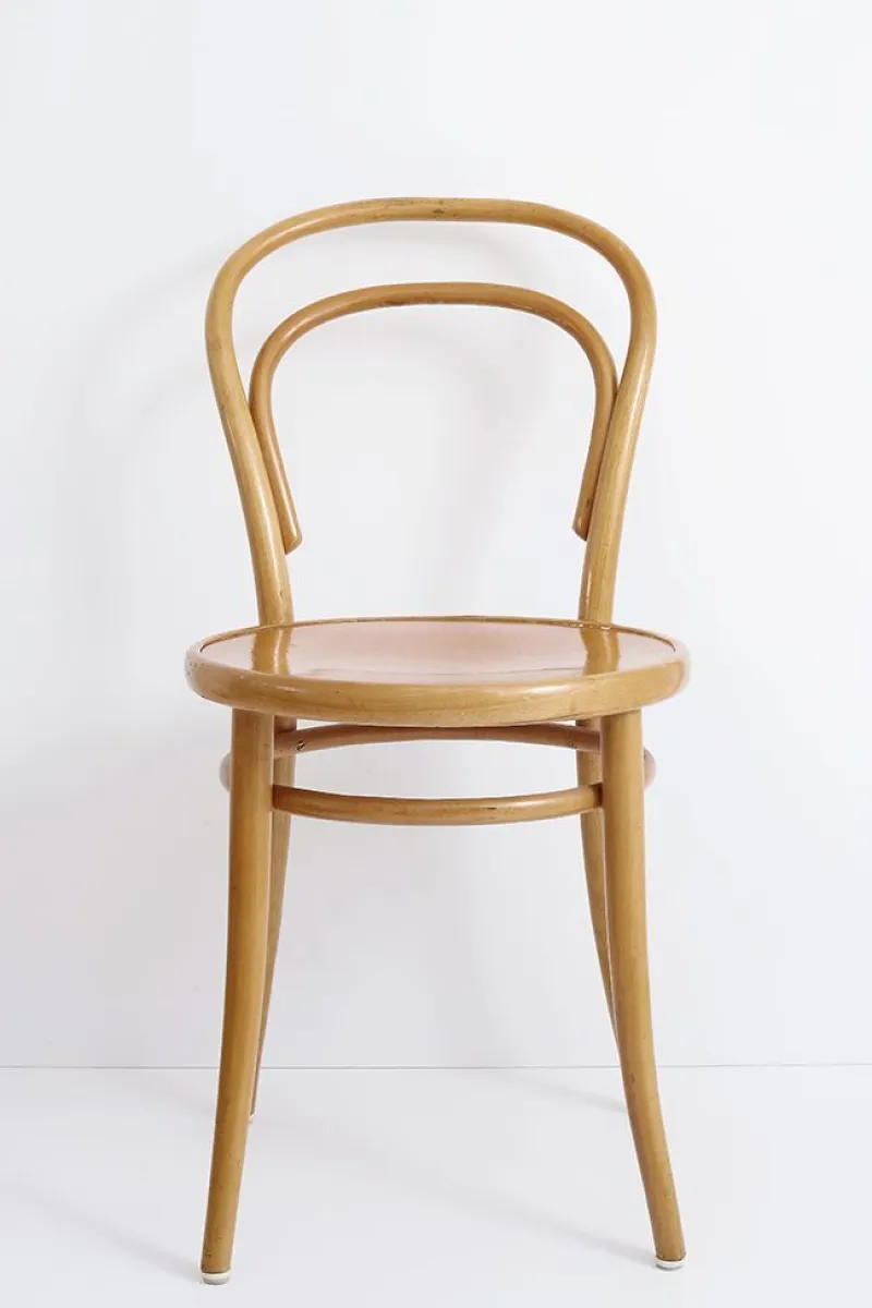 Bloggaaja Varpunen (Susanna Vento) maalasi Thonet-kahvilatuolin kauniin mustaksi. 