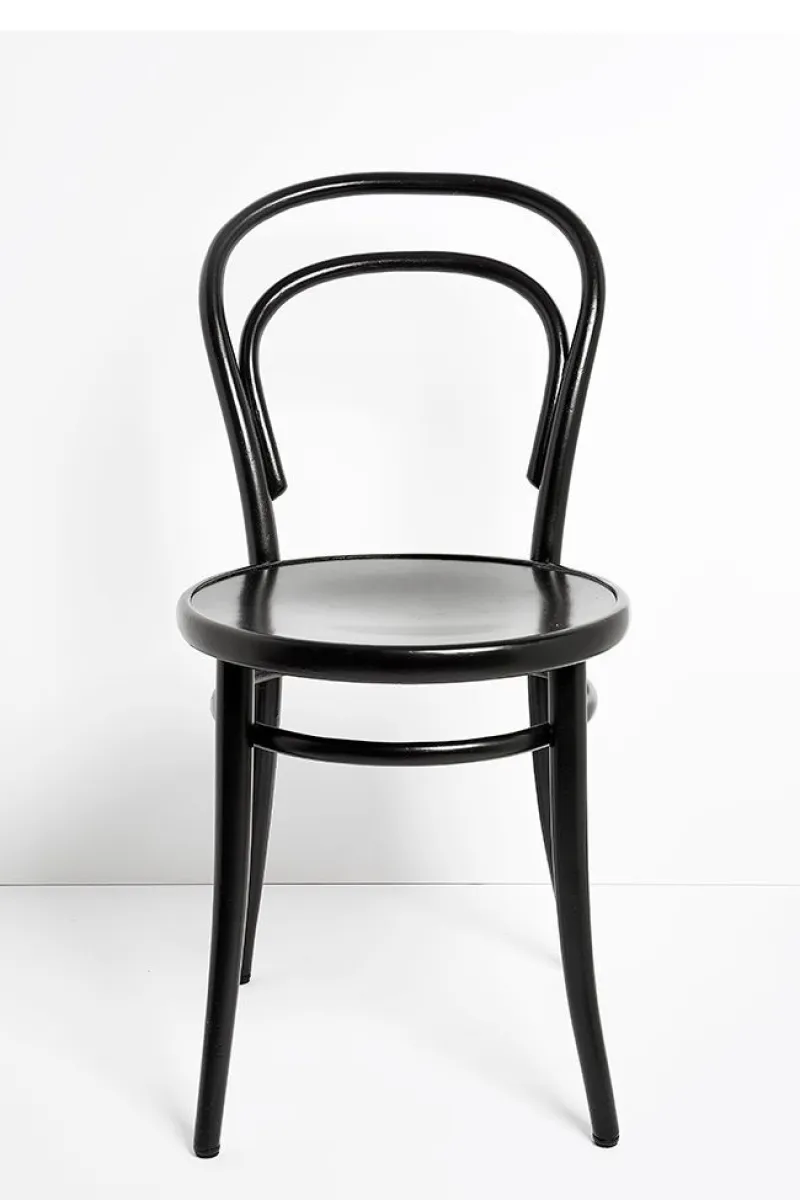 Bloggaaja Varpunen (Susanna Vento) maalasi Thonet-kahvilatuolin kauniin mustaksi. 