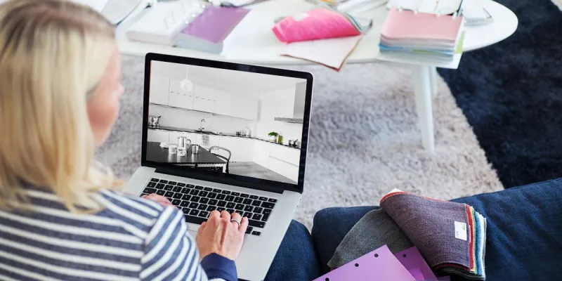 Nainen suunnittelee keittiönsä värjeä Tikkurilan Visualizer -työkalulla.